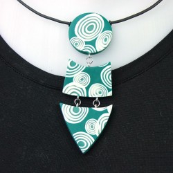 collier pendentif vert pin détail
